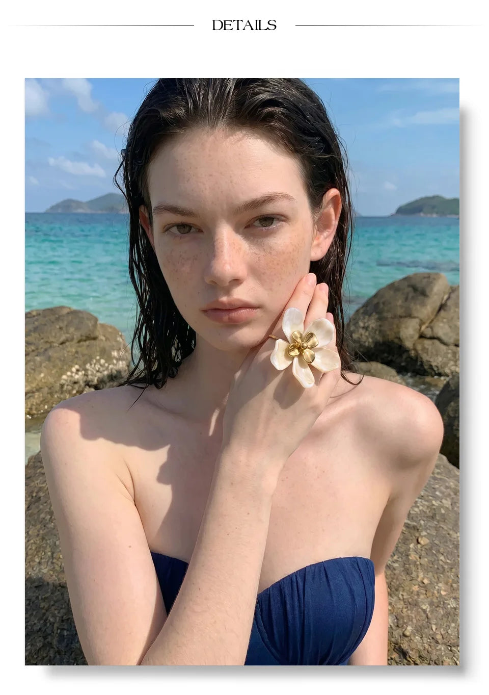 Resin flower ring in 18K gold-plated stainless steel with resin.