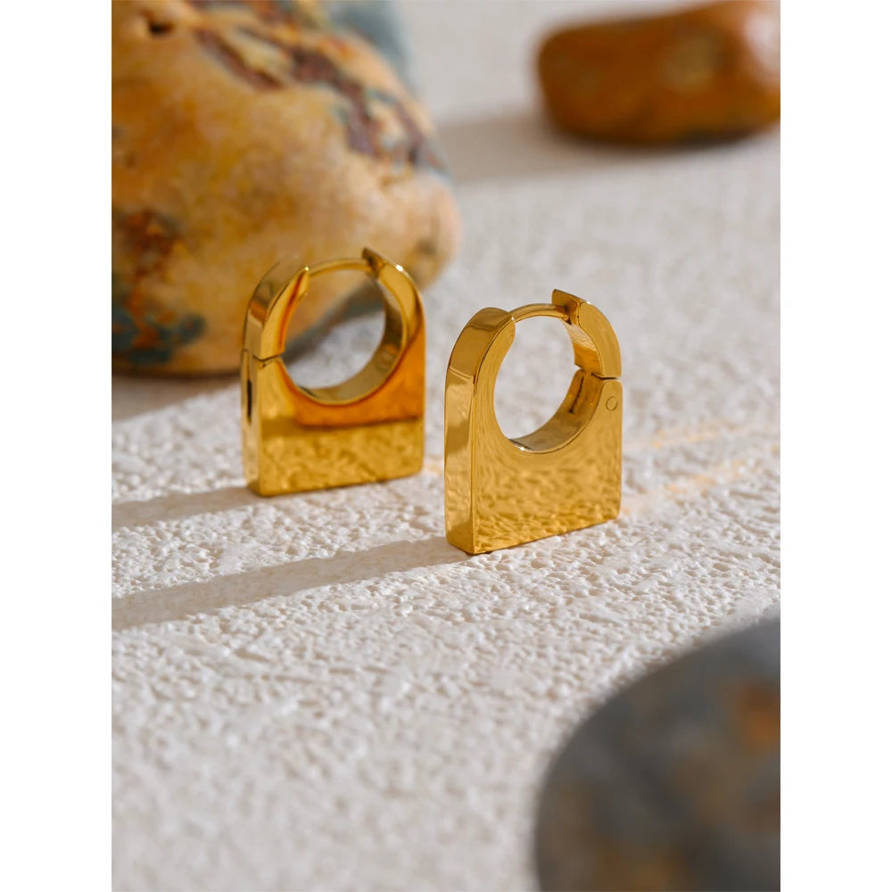 Geometric earrings in gold-plated stainless steel.