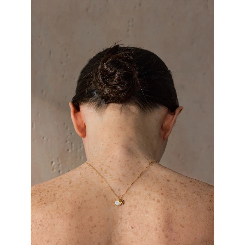 Shell star geometric necklace in gold-plated stainless steel with shell.