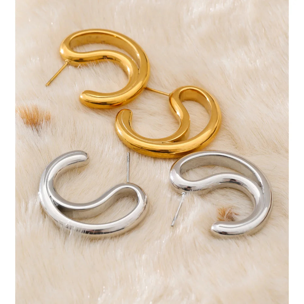 Geometric earrings in gold-plated stainless steel.