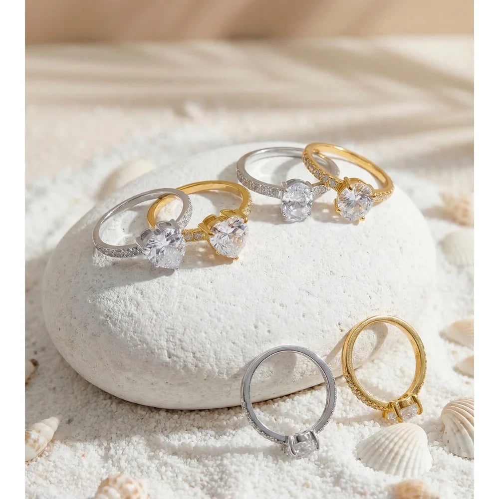 Cubic zirconia heart ring in gold-plated stainless steel with cubic zirconia.