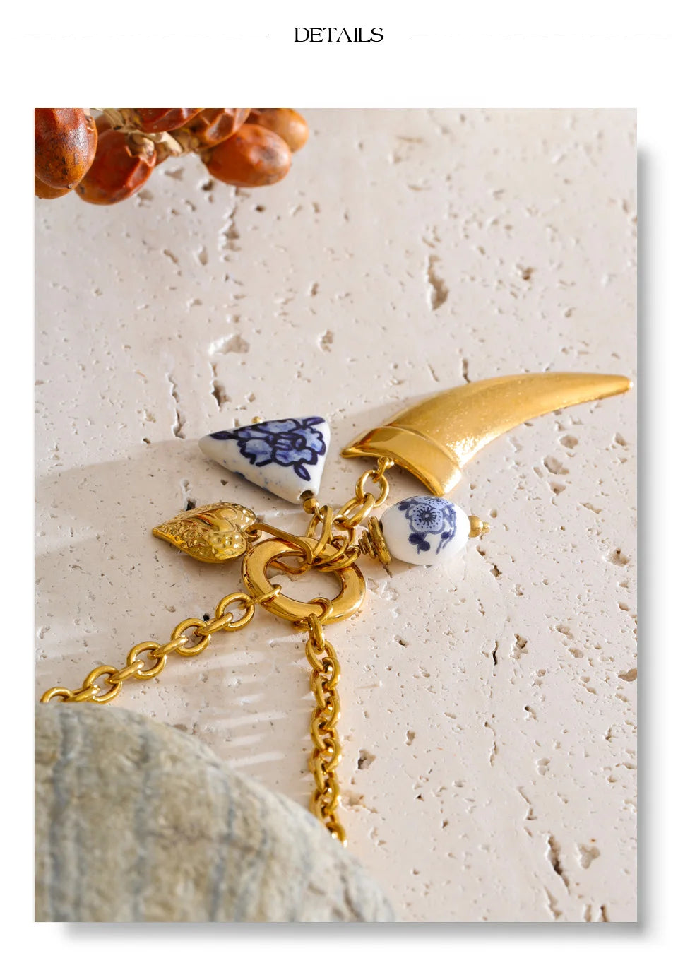 Heart geometric necklace in gold-plated stainless steel.