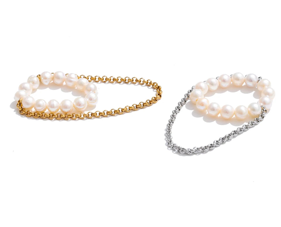 Freshwater pearl geometric necklace in 18K gold-plated stainless steel with freshwater pearl.