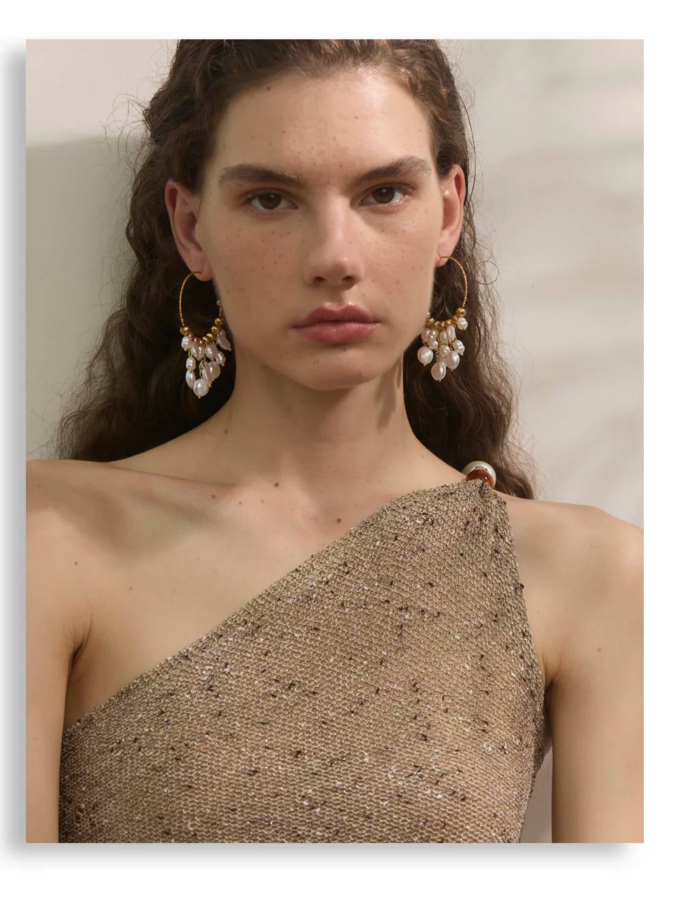 Pearl geometric earrings in gold-plated stainless steel with pearl.