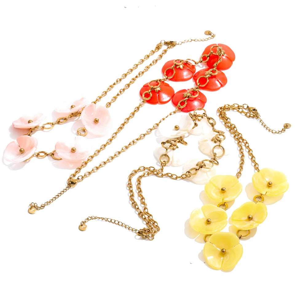 Resin flower chain necklace in gold-plated stainless steel with resin.