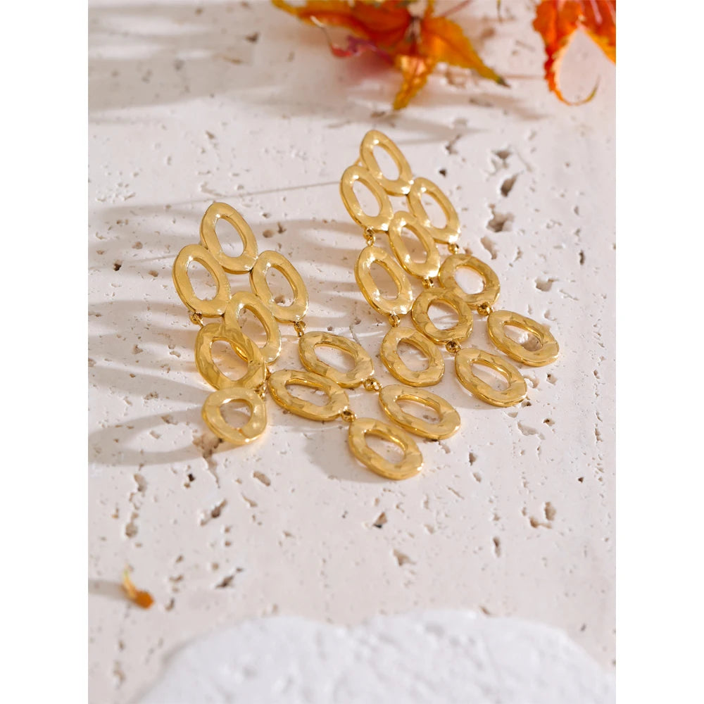 Geometric earrings in gold-plated stainless steel.