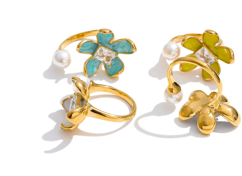 Cubic zirconia enamel flower ring in gold-plated stainless steel with cubic zirconia and enamel.