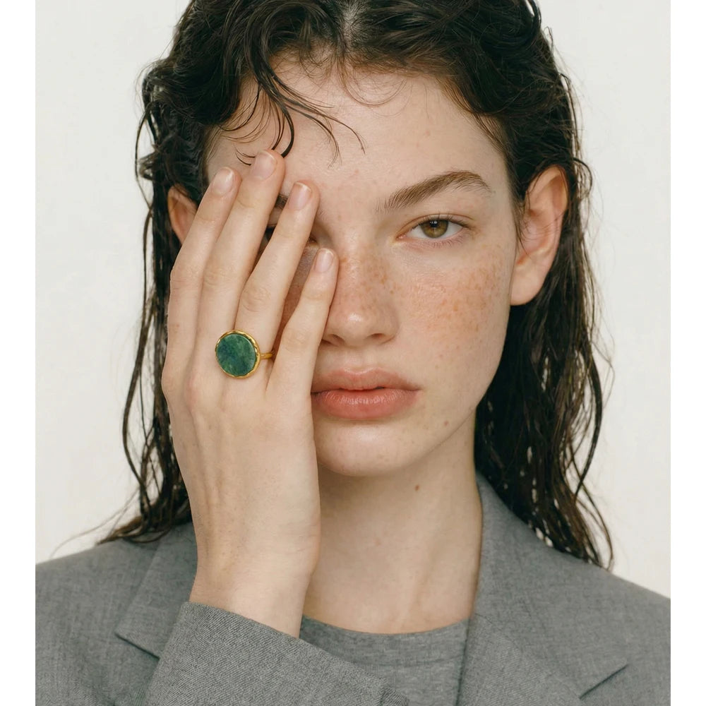 Natural stone geometric ring in 18K gold-plated stainless steel with natural stone.