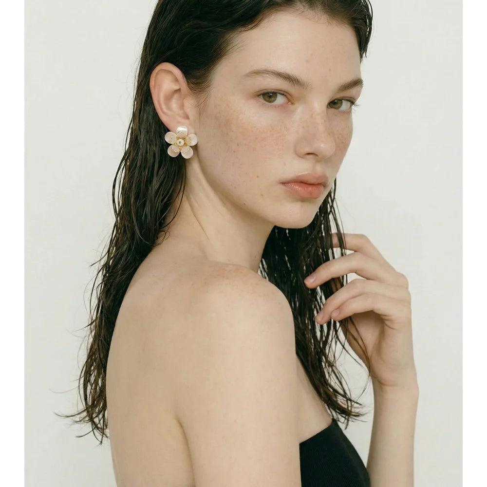 Resin flower earrings in gold-plated stainless steel with resin.