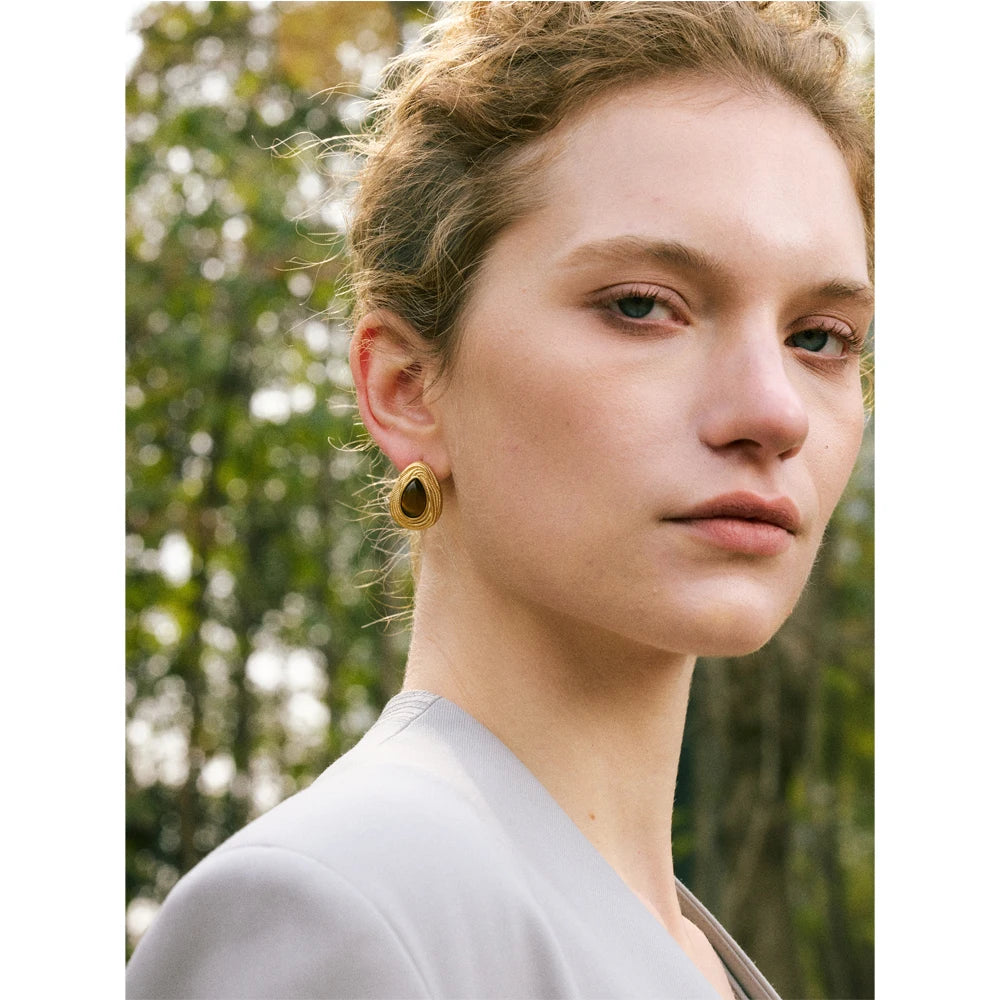 Natural stone geometric earrings in gold-plated stainless steel with natural stone.