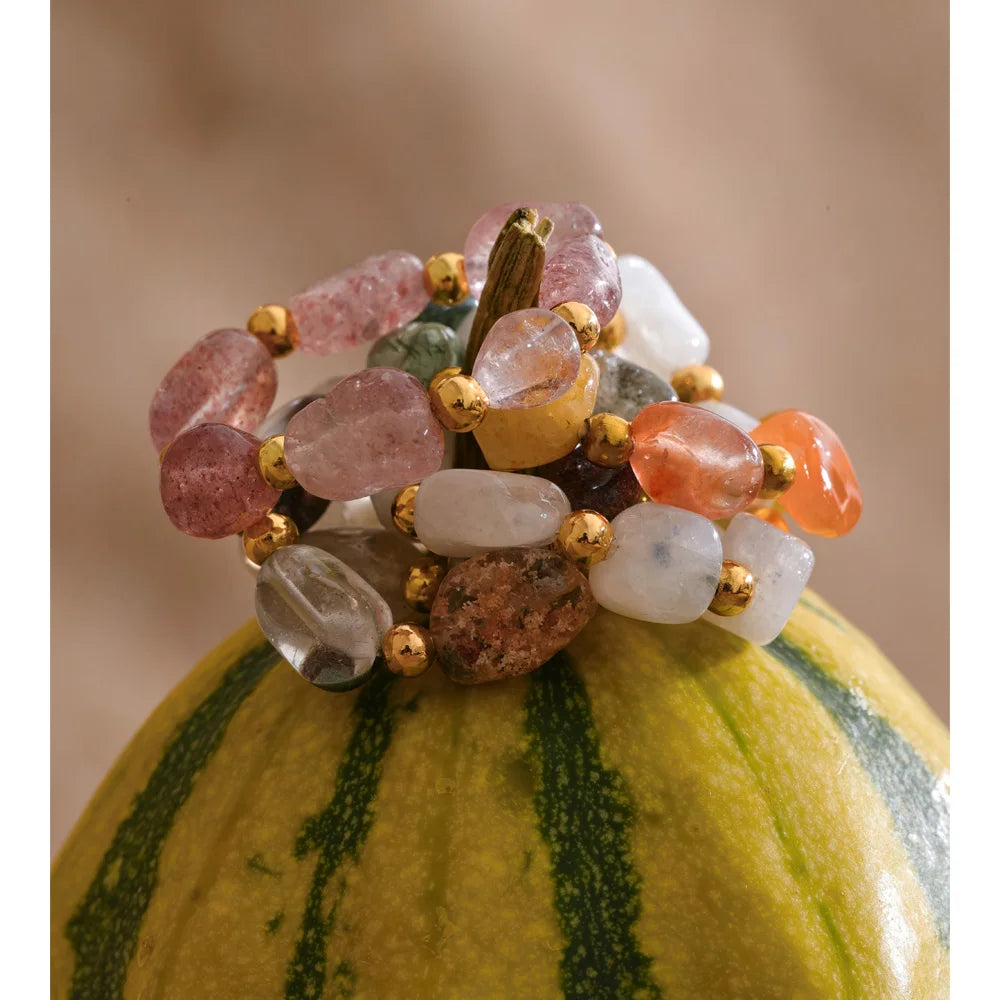 Natural stone geometric ring in 18K gold-plated stainless steel with natural stone.