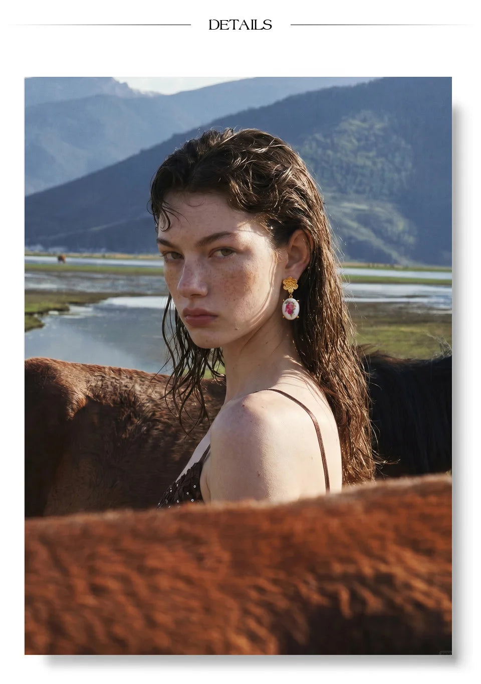 Resin flower earrings in gold-plated stainless steel with resin.