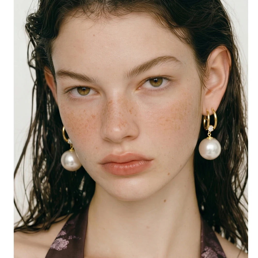 Pearl beaded geometric earrings in gold-plated stainless steel with pearl.
