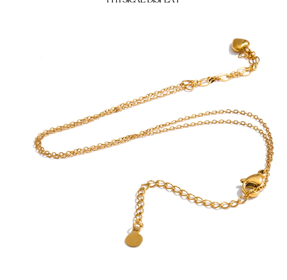 Heart geometric necklace in gold-plated stainless steel.