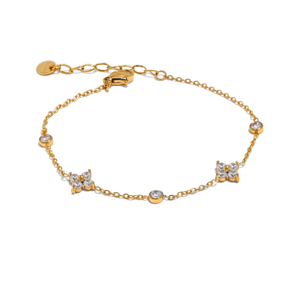 Cubic zirconia flower geometric necklace in gold-plated stainless steel with cubic zirconia.