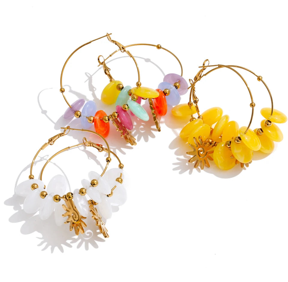 Resin sun geometric earrings in gold-plated stainless steel with resin.