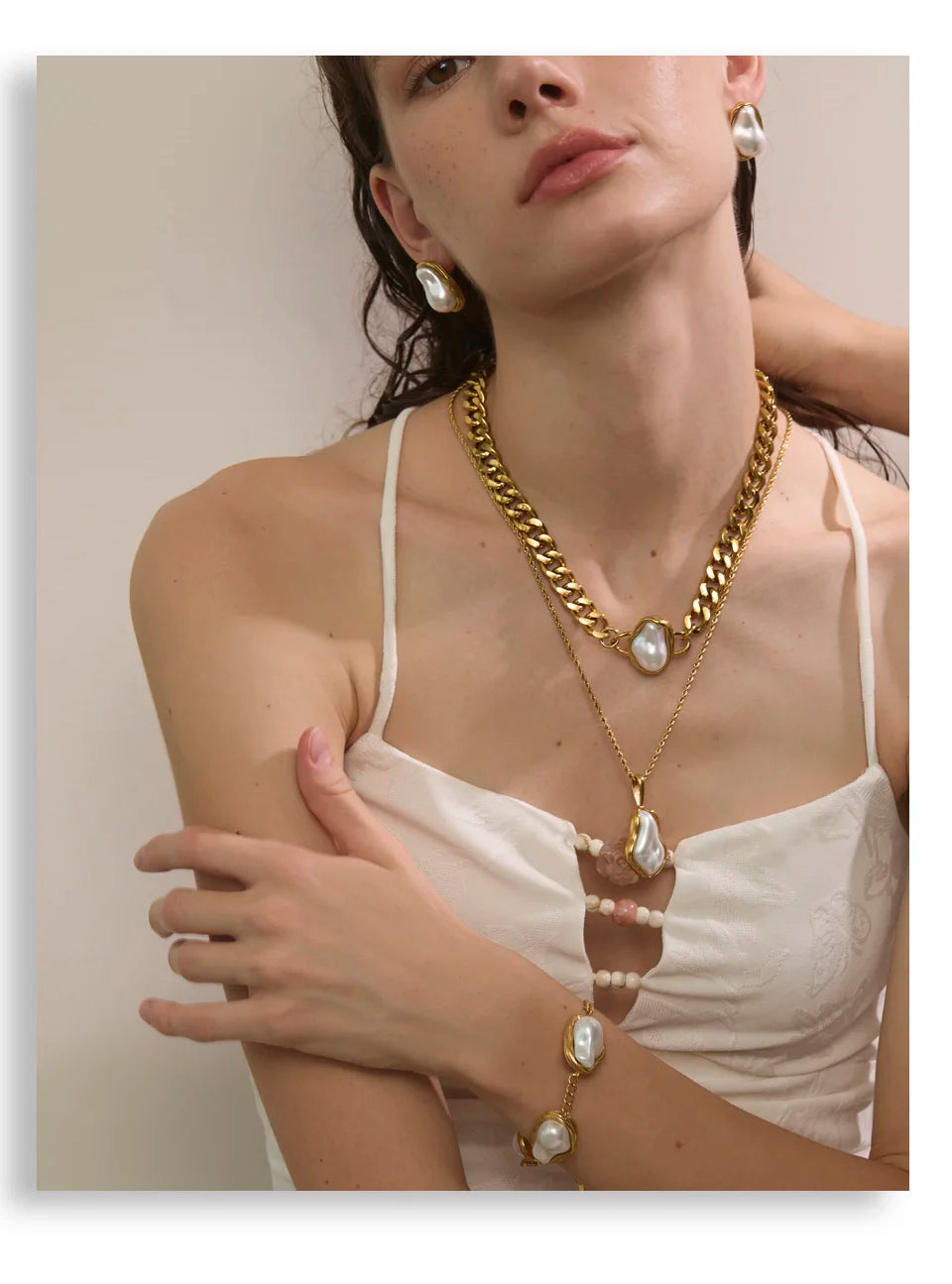 Pearl geometric chain earrings in gold-plated stainless steel with pearl.
