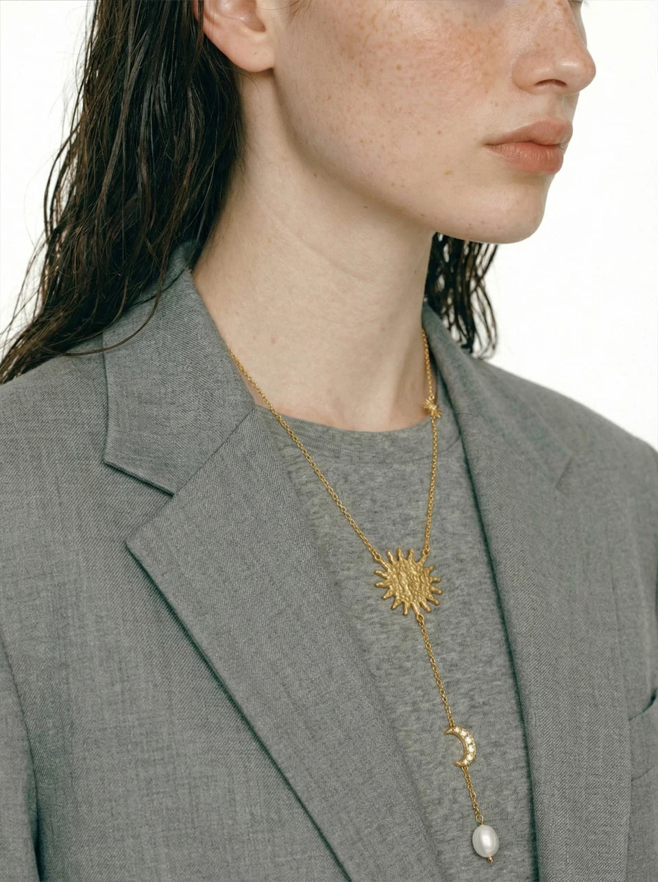 Cubic zirconia freshwater pearl heart necklace in gold-plated stainless steel with freshwater pearl and cubic zirconia.