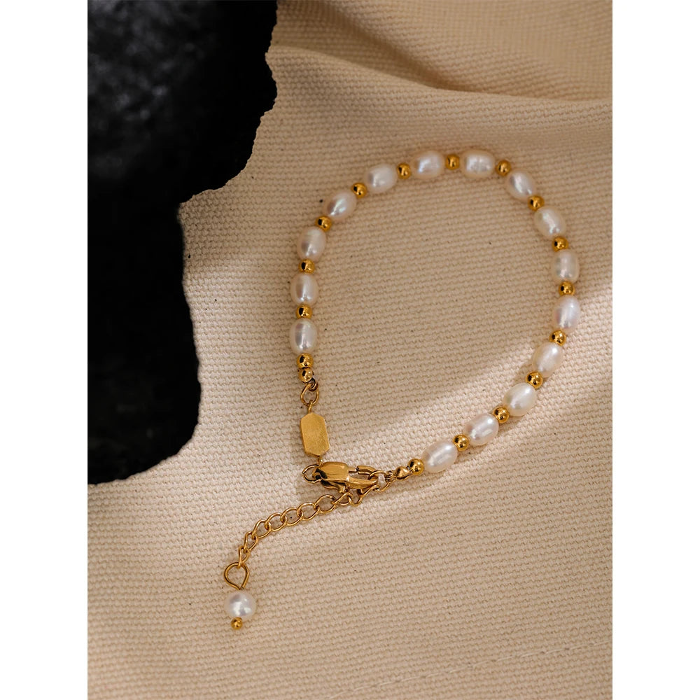 Freshwater pearl geometric bracelet in gold-plated stainless steel with freshwater pearl.
