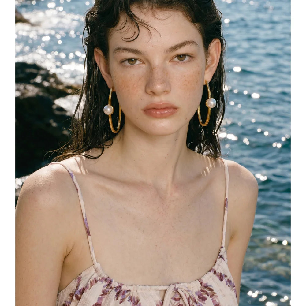 Pearl geometric earrings in gold-plated stainless steel with pearl.