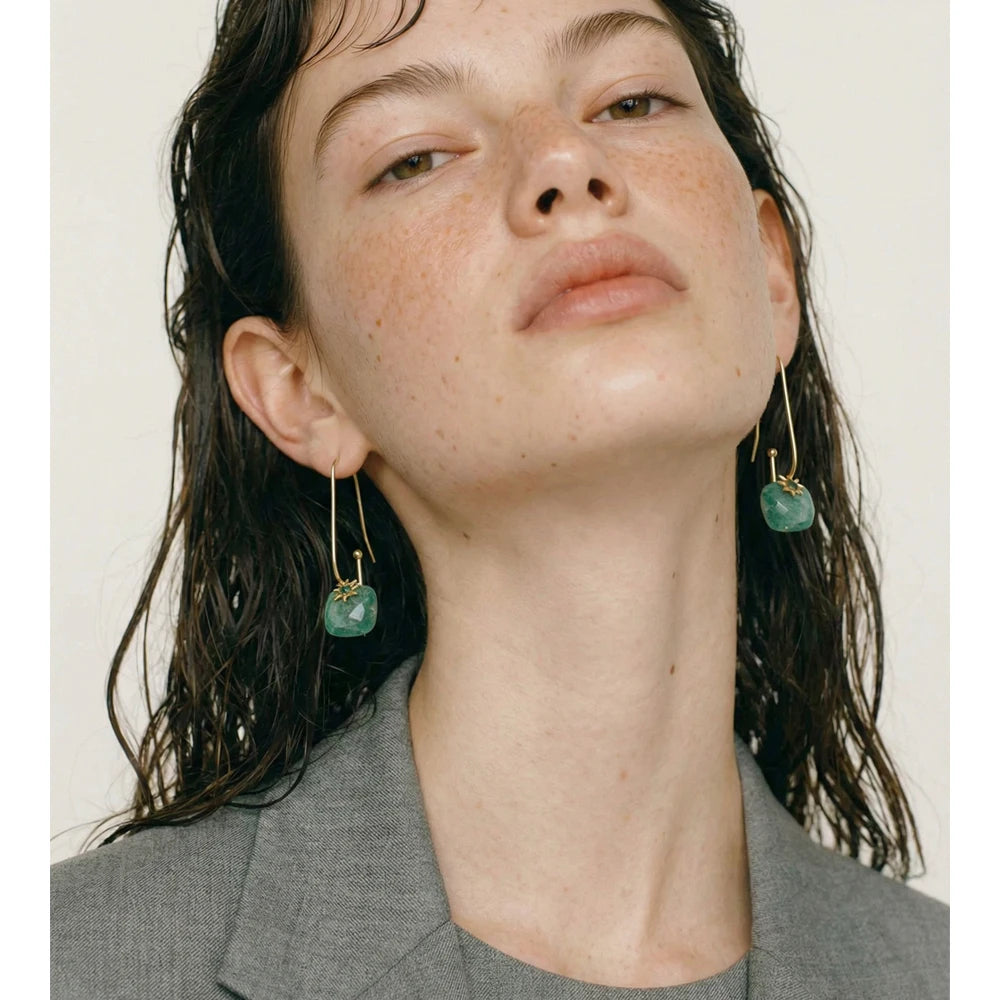 Natural stone geometric earrings in gold-plated stainless steel with natural stone.