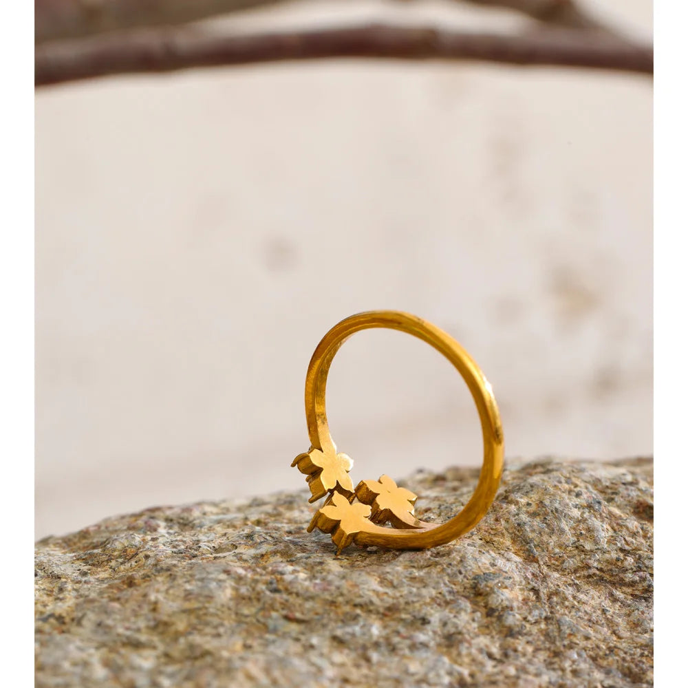Cubic zirconia flower ring in 18K gold-plated stainless steel with cubic zirconia.