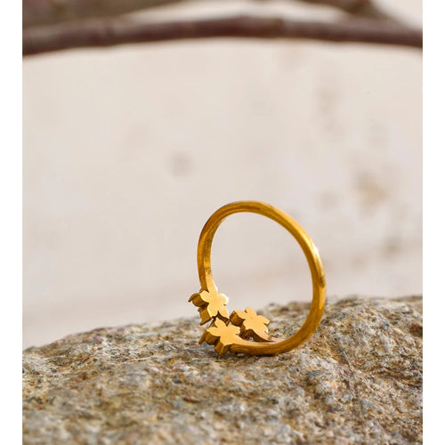 Cubic zirconia flower ring in 18K gold-plated stainless steel with cubic zirconia.
