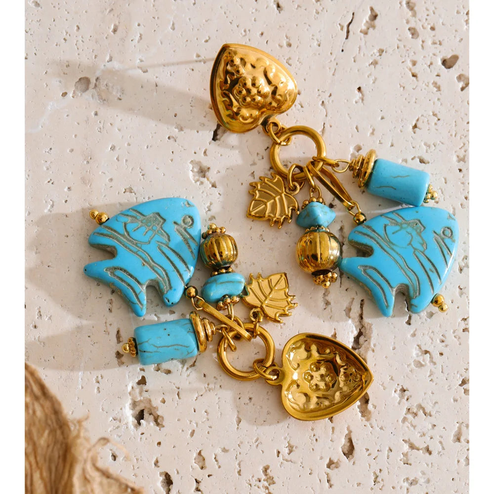 Blue natural stone geometric earrings in gold-plated stainless steel with natural stone.