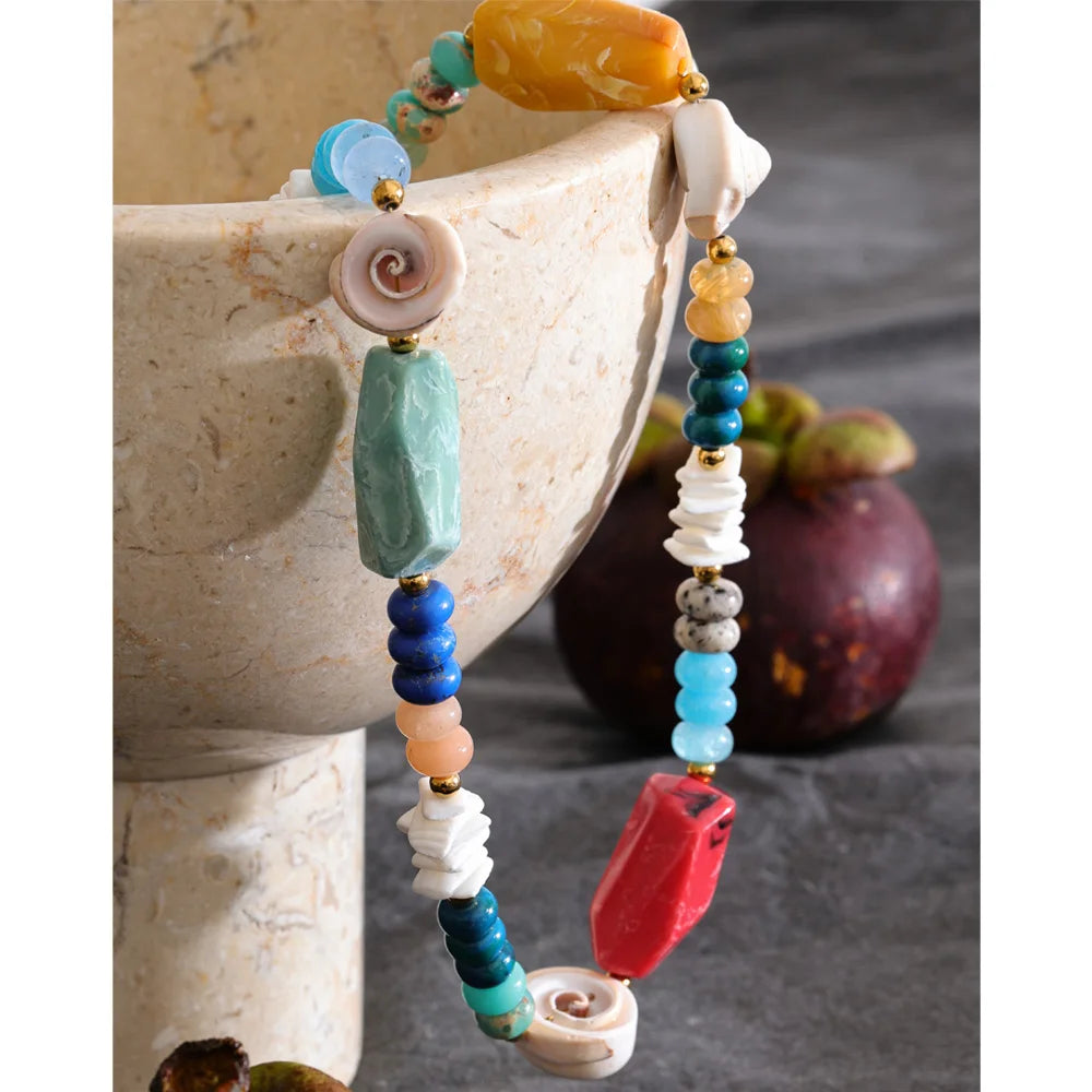 Shell resin natural stone necklace in gold-plated stainless steel with natural stone and shell.