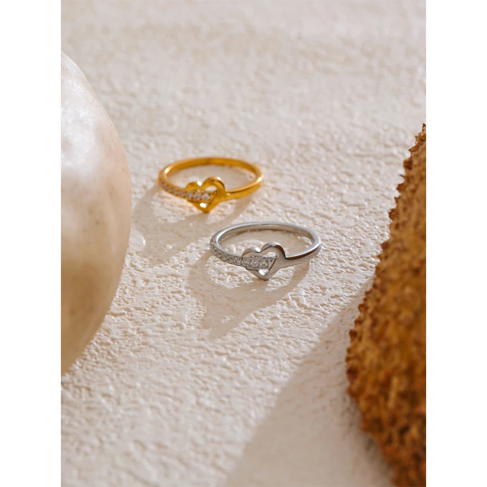 Cubic zirconia heart cross ring in 18K gold-plated stainless steel with cubic zirconia.