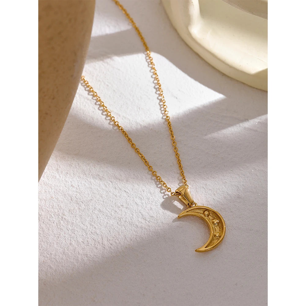 Cubic zirconia moon necklace in gold-plated stainless steel with cubic zirconia.