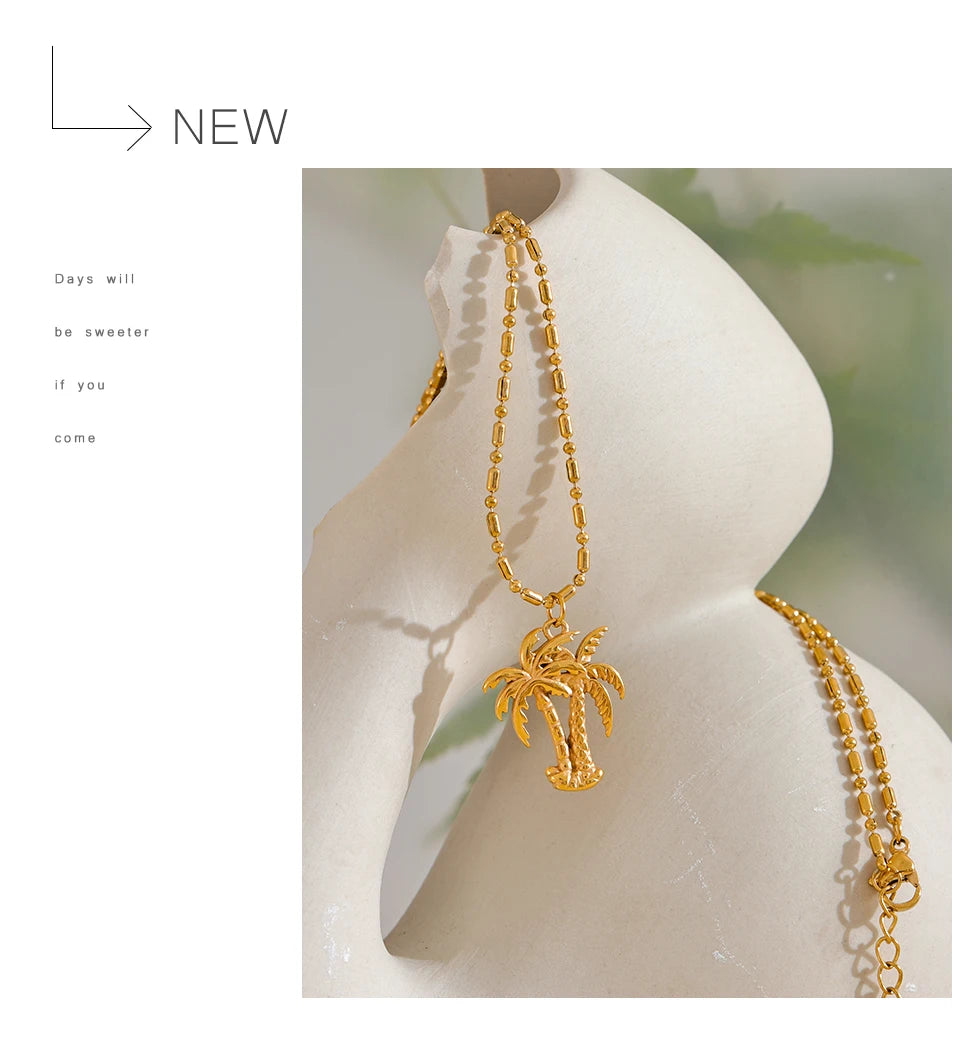 Geometric necklace in gold-plated stainless steel.