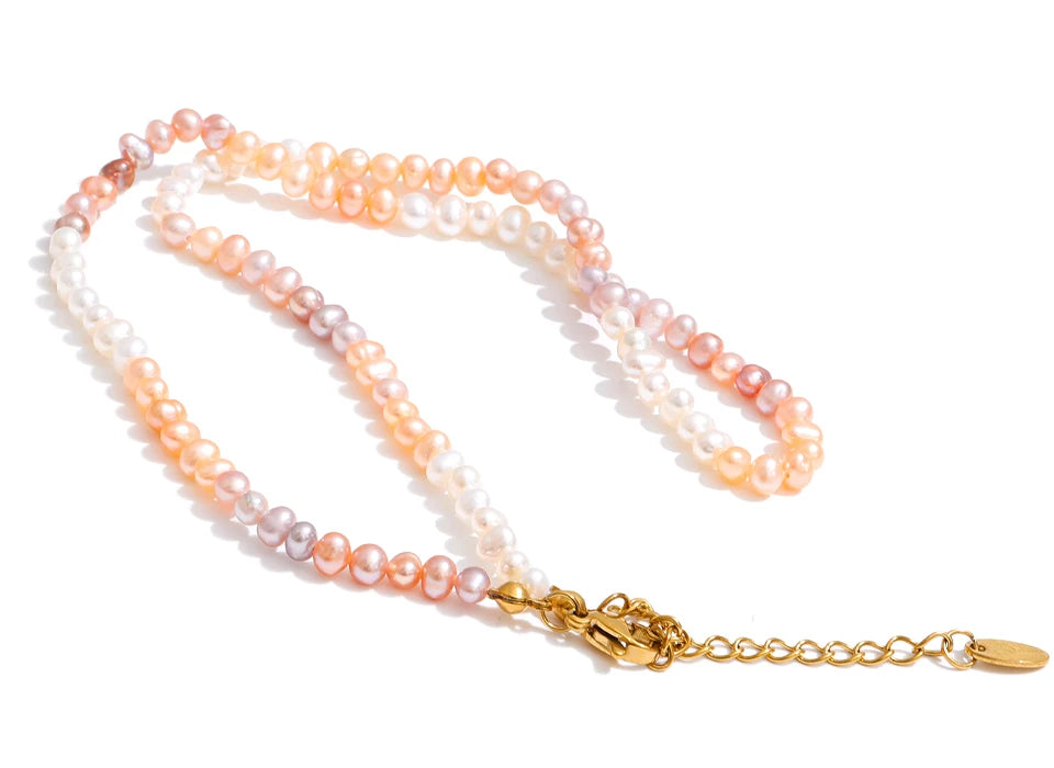 Freshwater pearl geometric necklace in gold-plated stainless steel with freshwater pearl.
