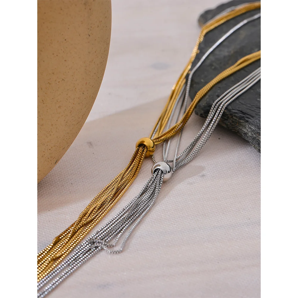 Geometric chain necklace in gold-plated stainless steel.