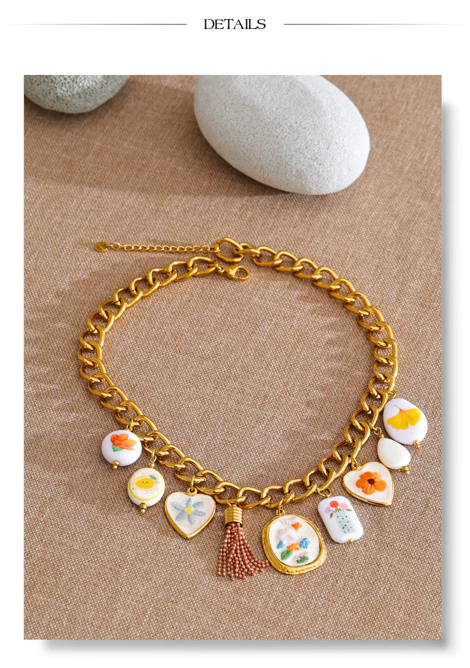 Heart flower necklace in gold-plated stainless steel.