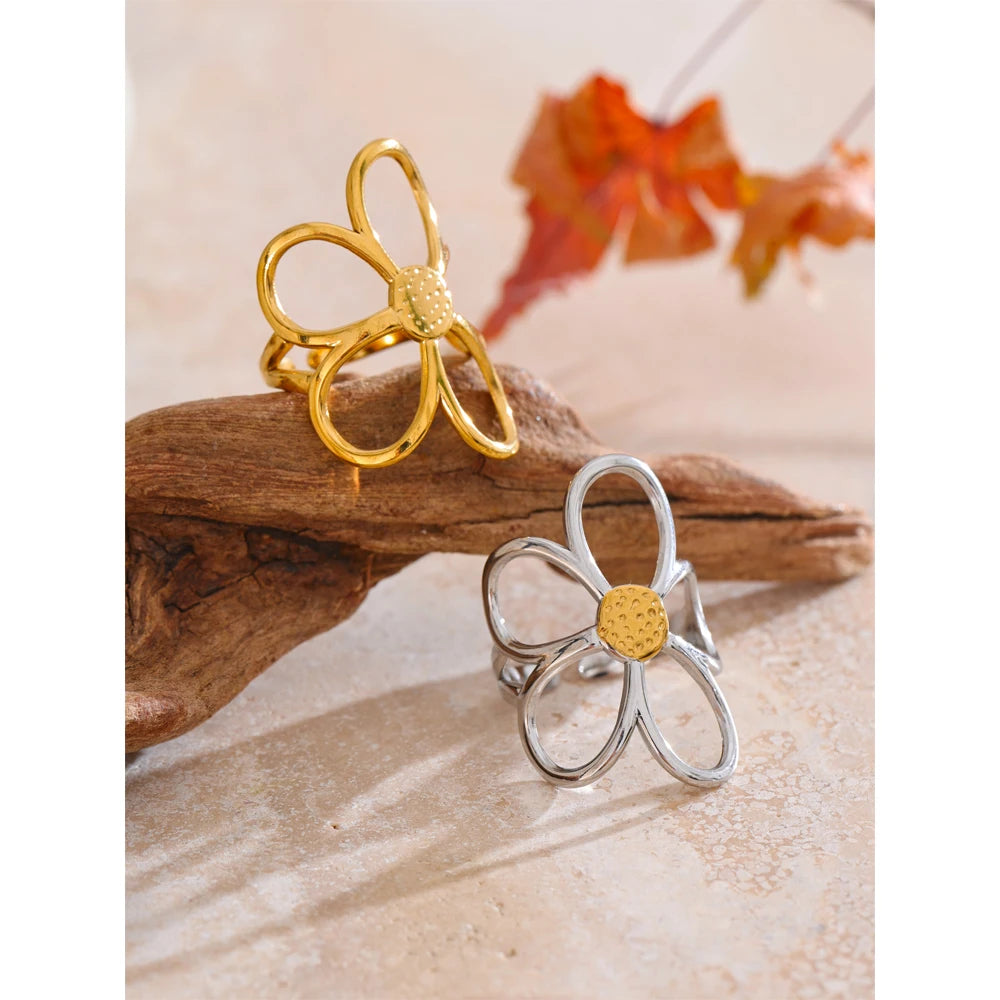 Flower ring in gold-plated stainless steel.
