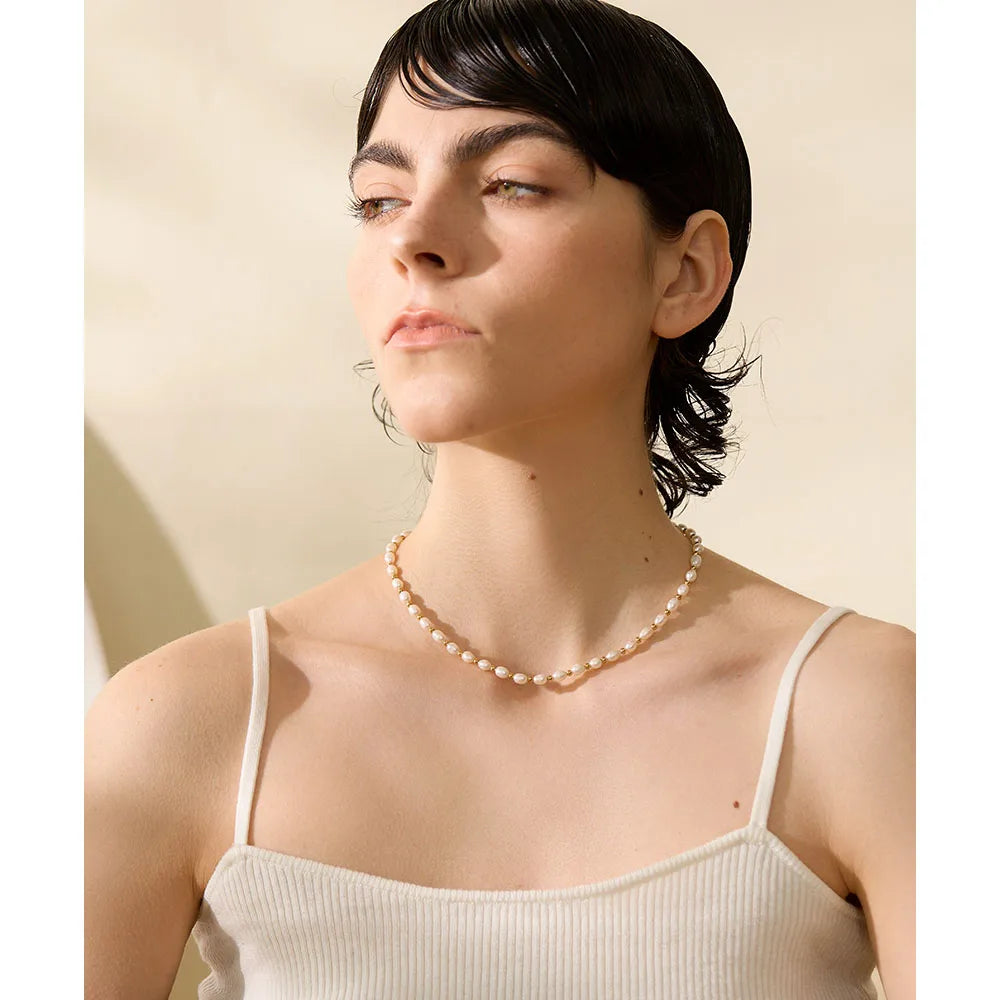 Freshwater pearl geometric necklace in gold-plated stainless steel with freshwater pearl.