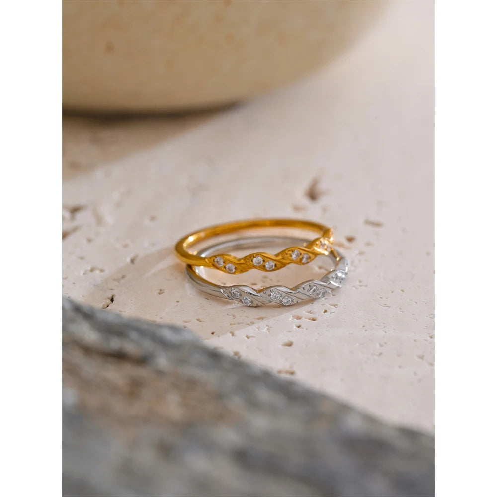 Cubic zirconia geometric ring in gold-plated stainless steel with cubic zirconia.
