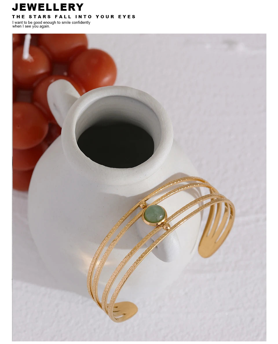 Green natural stone boho bracelet in gold-plated stainless steel with natural stone.