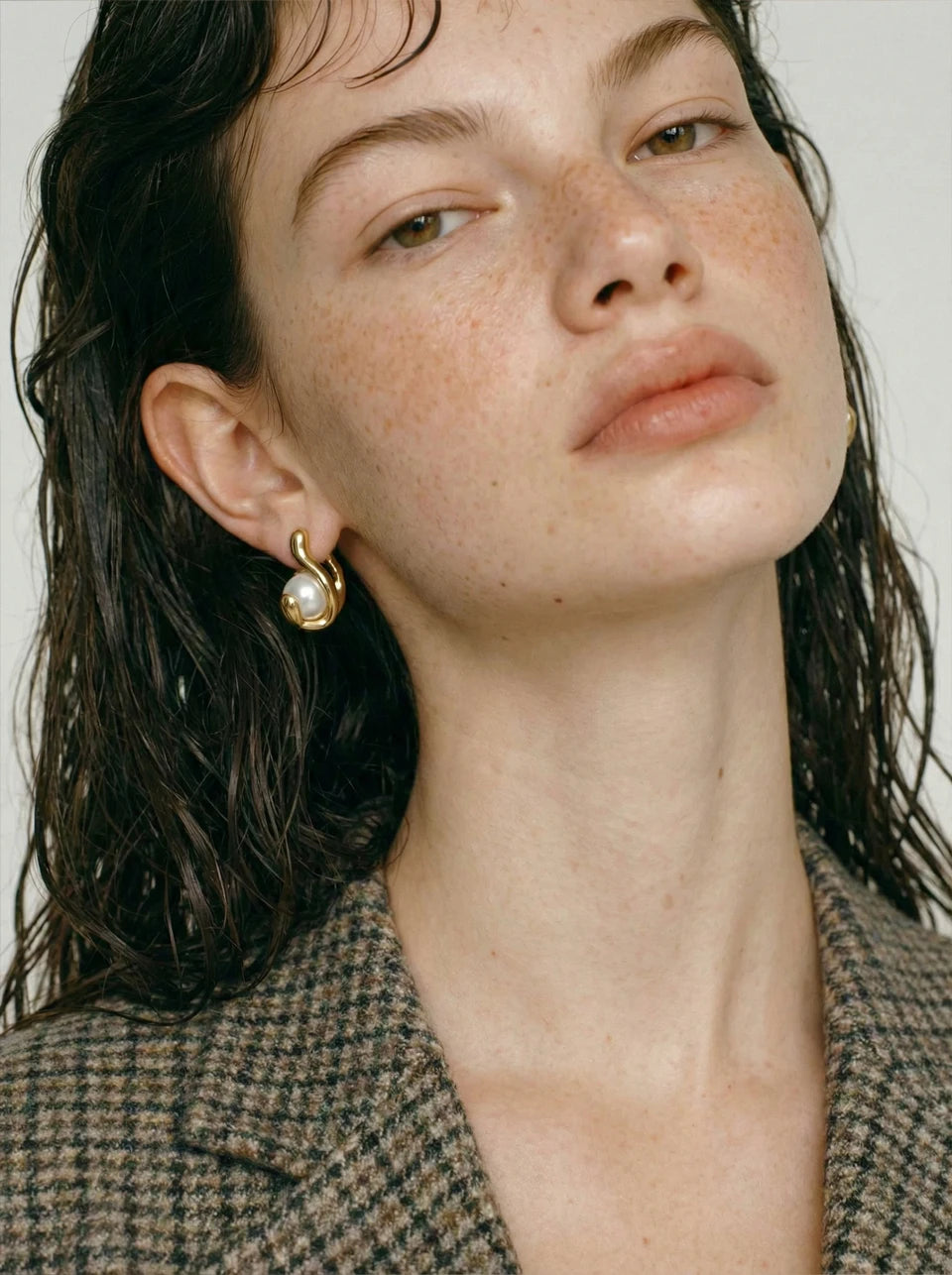 Pearl geometric earrings in gold-plated stainless steel with pearl.