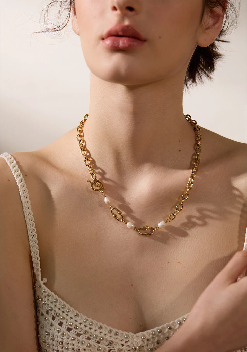 Freshwater pearl geometric chain necklace in gold-plated stainless steel with freshwater pearl.