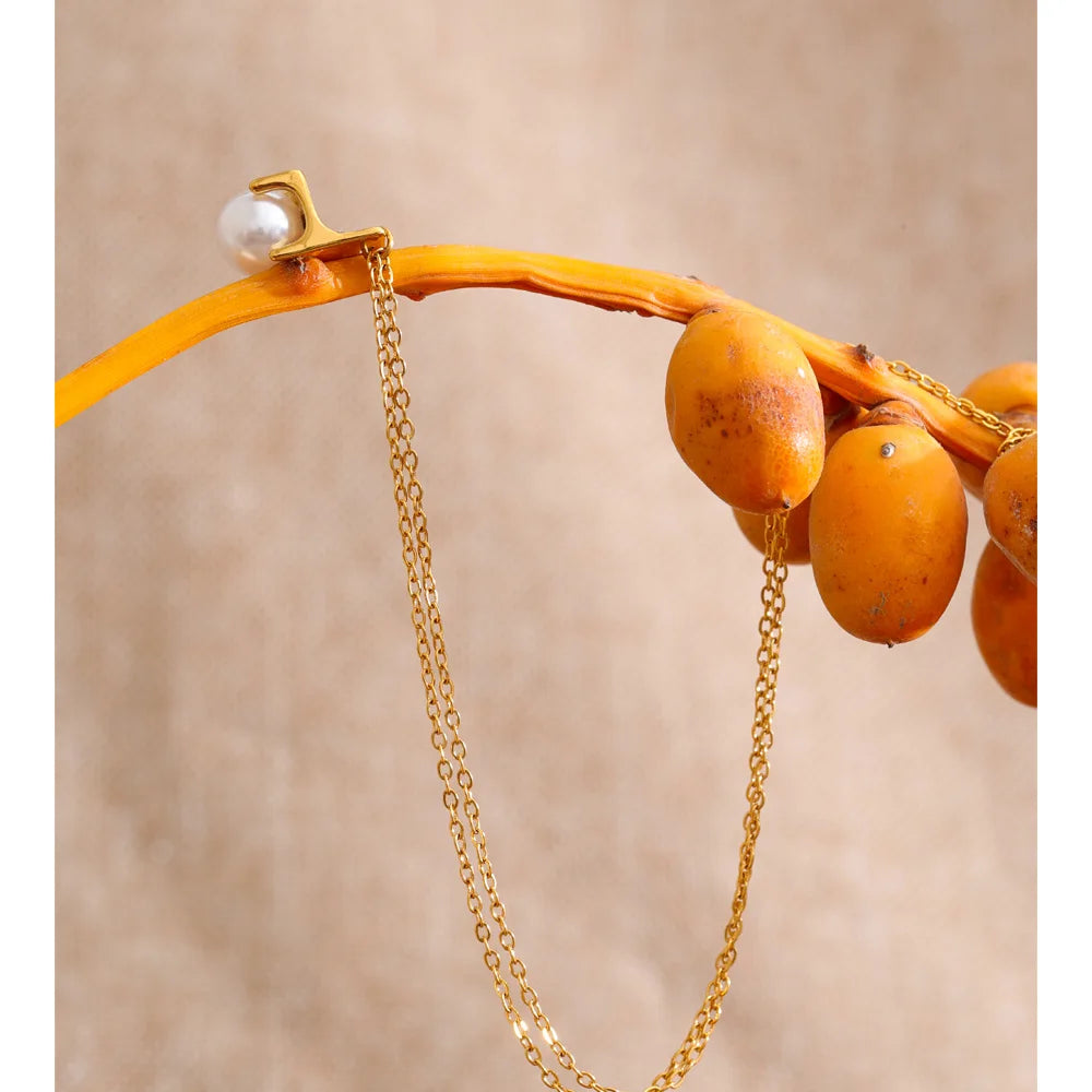 Pearl geometric necklace in gold-plated stainless steel with pearl.