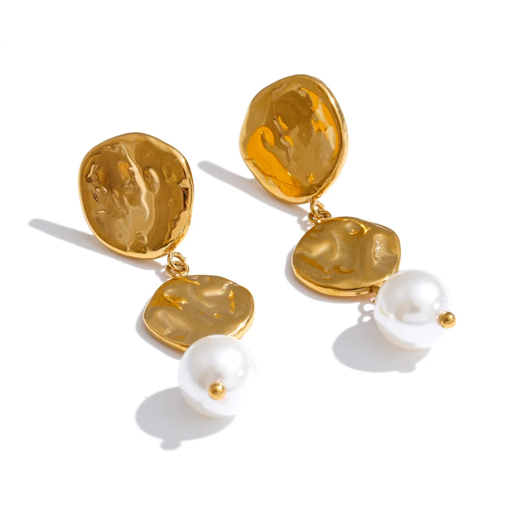 Pearl shell geometric earrings in gold-plated stainless steel with pearl and shell.