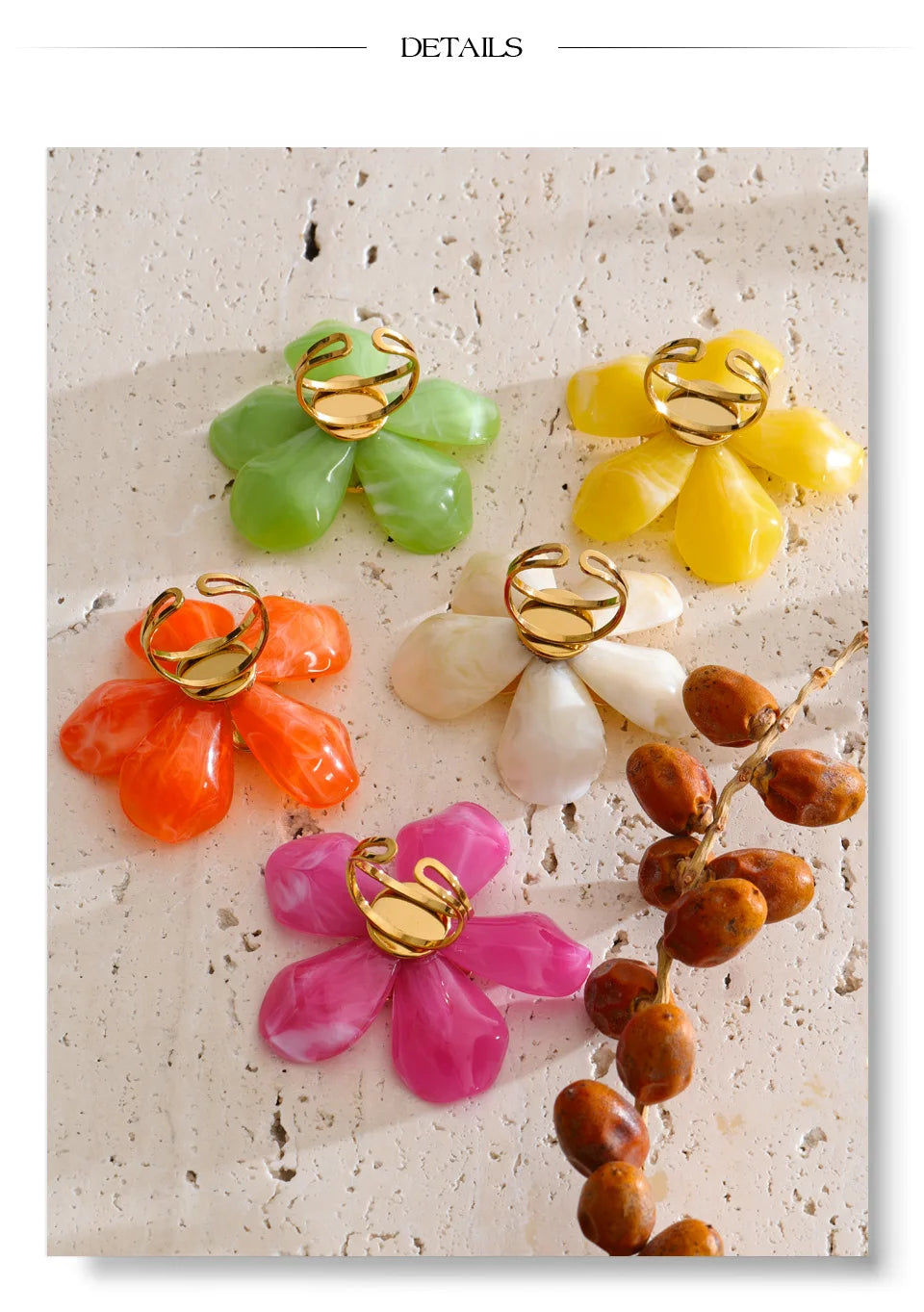 Resin flower ring in 18K gold-plated stainless steel with resin.