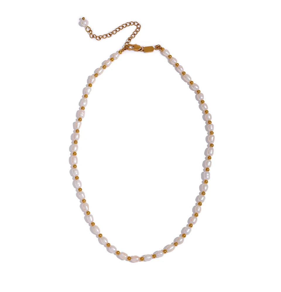 Freshwater pearl geometric necklace in gold-plated stainless steel with freshwater pearl.