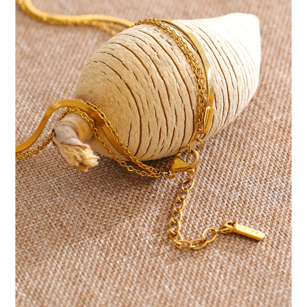 Freshwater pearl sun geometric necklace in gold-plated stainless steel with freshwater pearl.