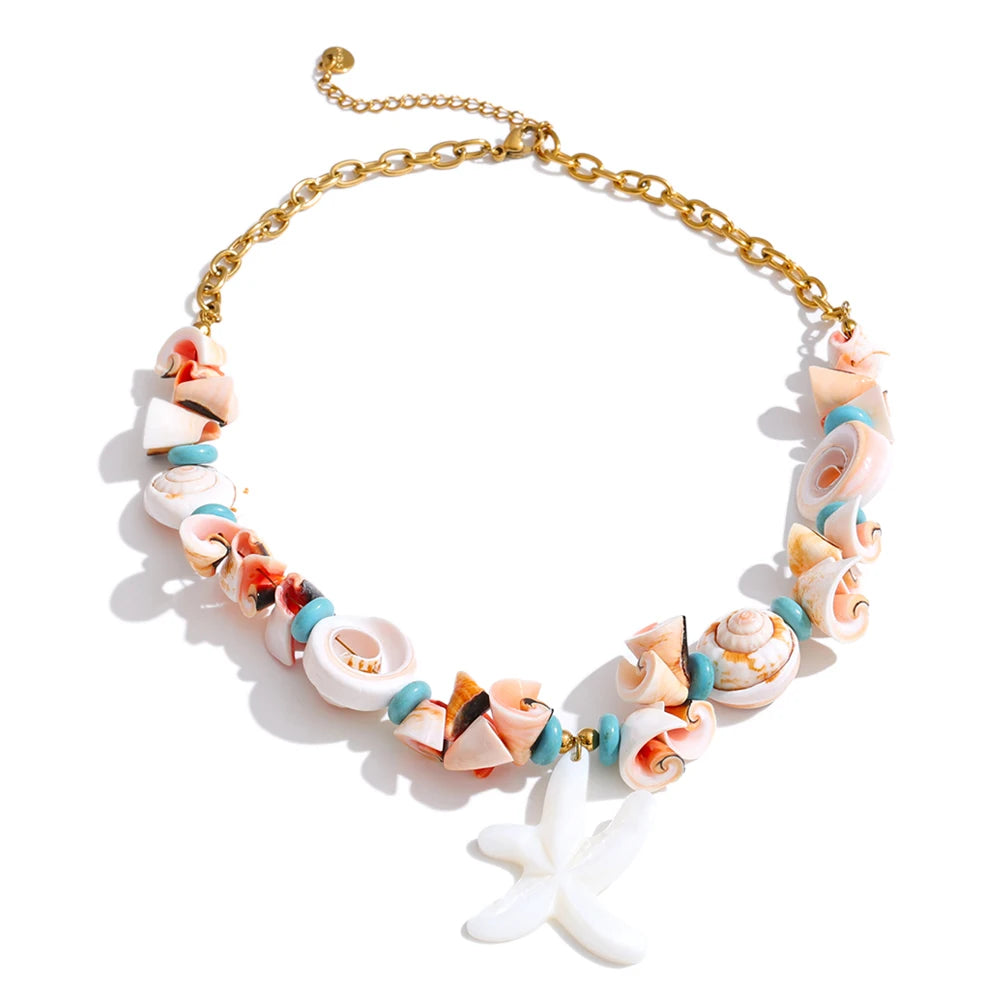 Shell star geometric necklace in gold-plated stainless steel with shell.