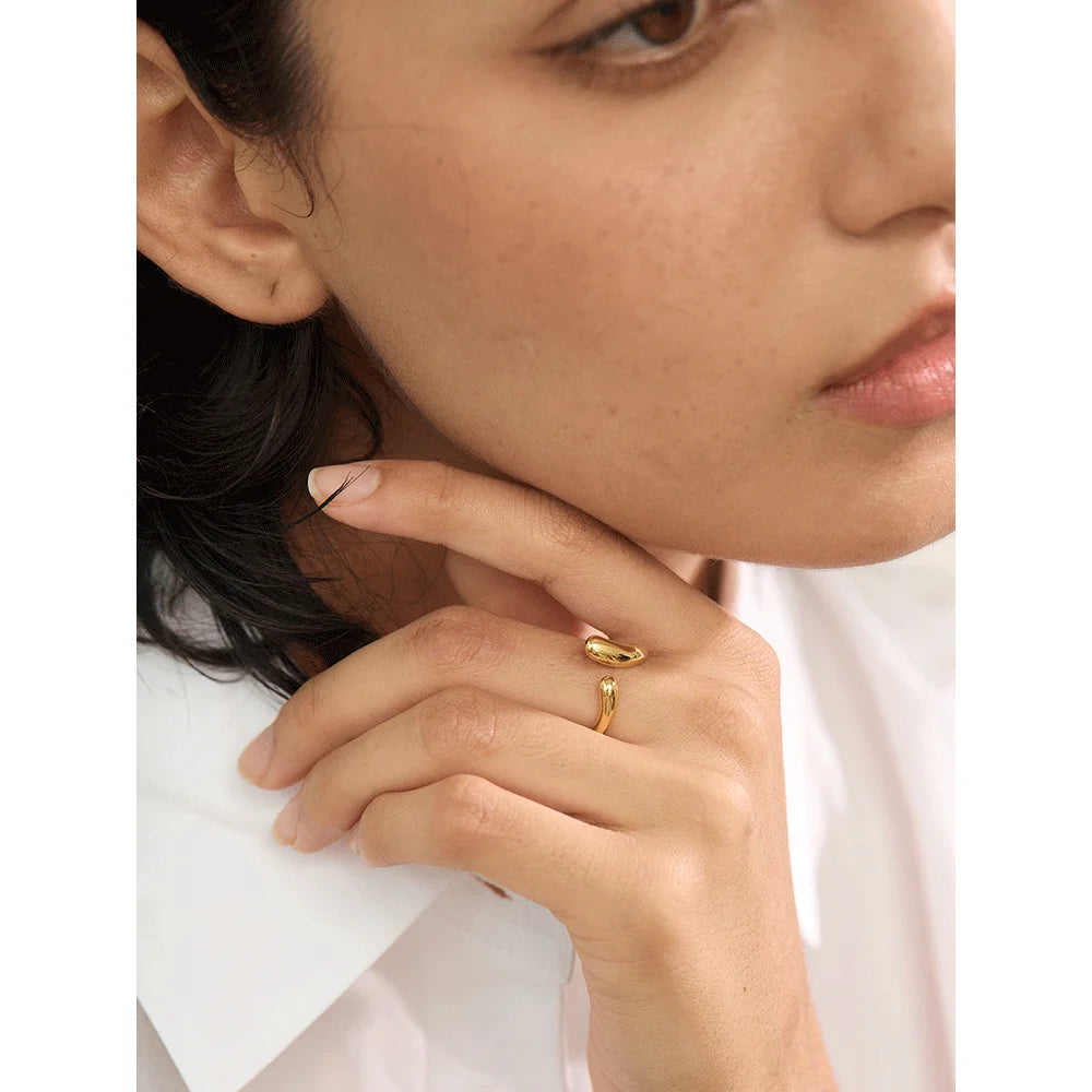 Minimalist geometric ring in gold-plated stainless steel.