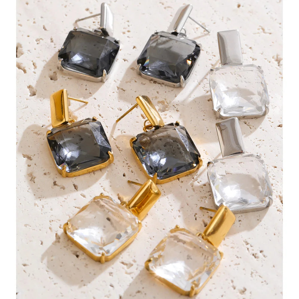 Cubic zirconia geometric earrings in gold-plated stainless steel with cubic zirconia.