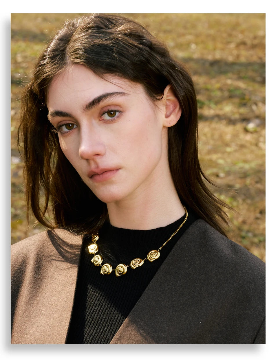 Shell geometric chain necklace in gold-plated stainless steel with shell.